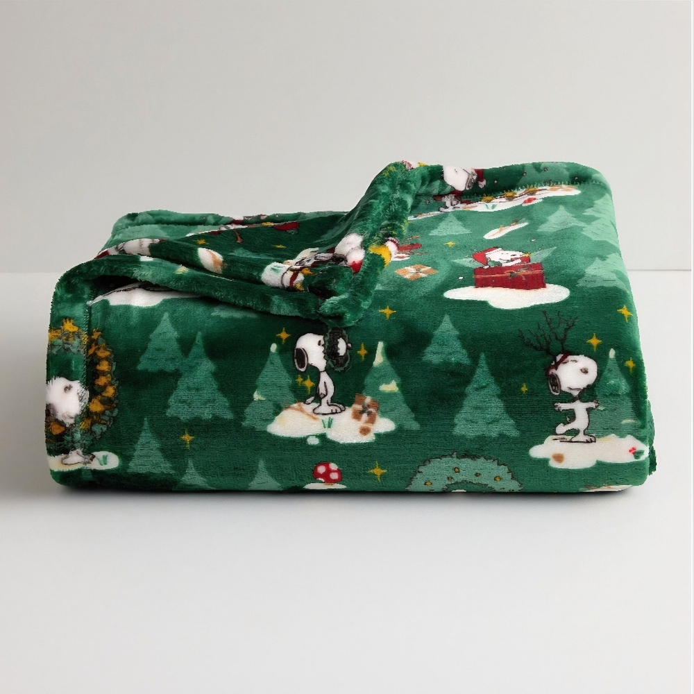 Peanuts Snoopy Christmas Oversized Throw - 5 ft. X 6 ft.